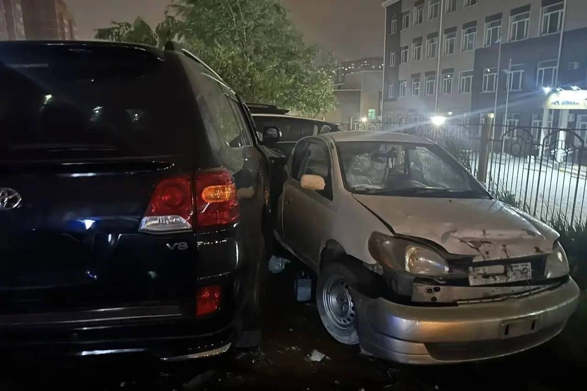 Два брата протаранили припаркованные авто. Фото © Telegram / Полиция Приморья