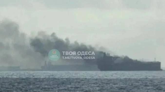 Под удары ВС РФ попали 2 судна на рейде порта Ильичевск. Фото © Telegram / Твоя Одесса
