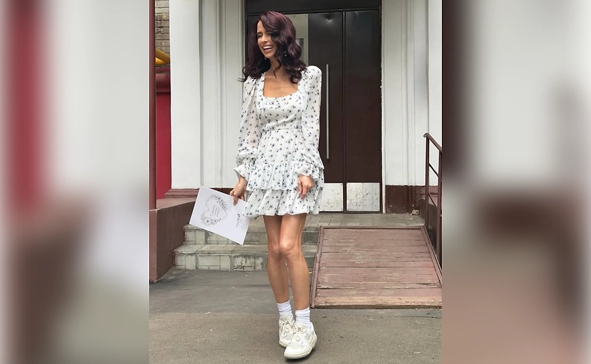 Мирослава Карпович со свидетельством о заключении брака. Фото © Instagram (признан экстремистской организацией и запрещён на территории Российской Федерации) / m1r0slava_karpovich
