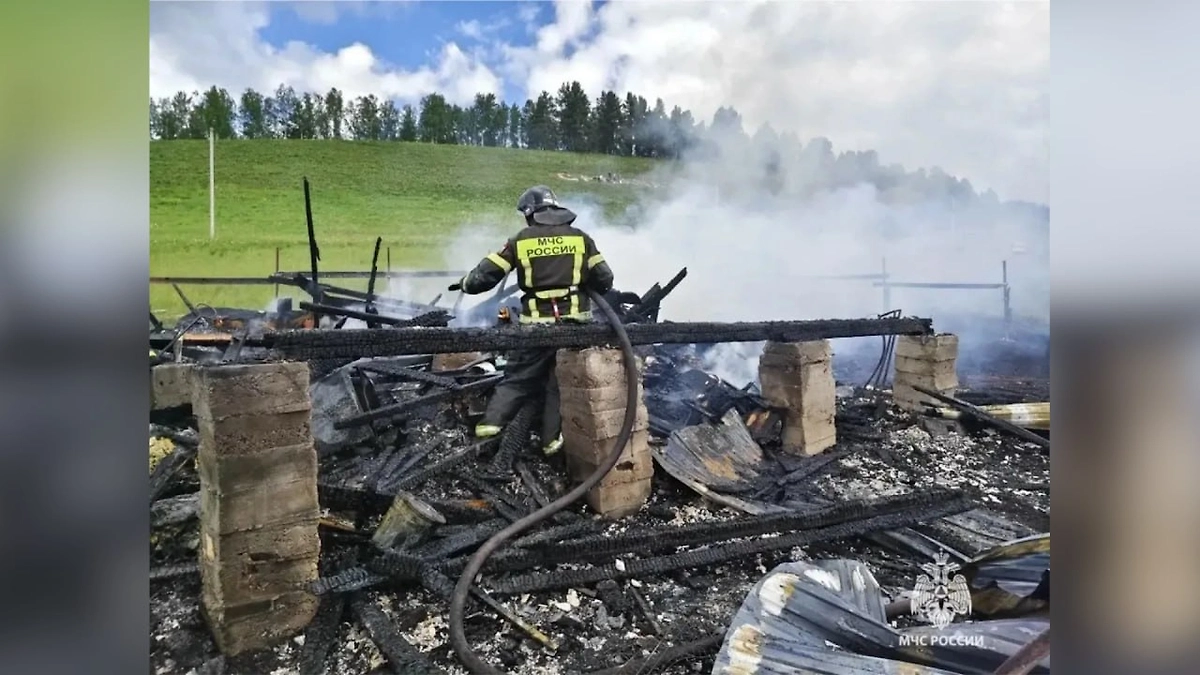 В Башкирии при пожаре в жилом доме погибли трое детей. Фото © VK / МЧС Башкортостан