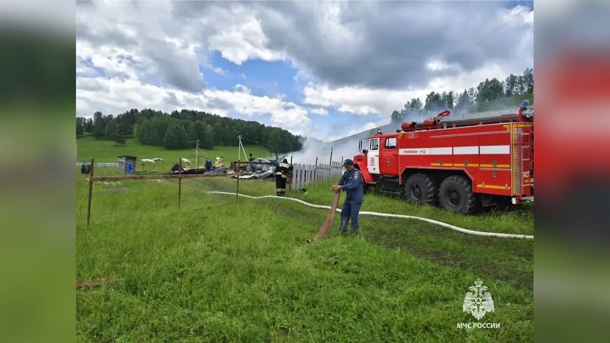 В Башкирии при пожаре в жилом доме погибли трое детей. Фото © VK / МЧС Башкортостан