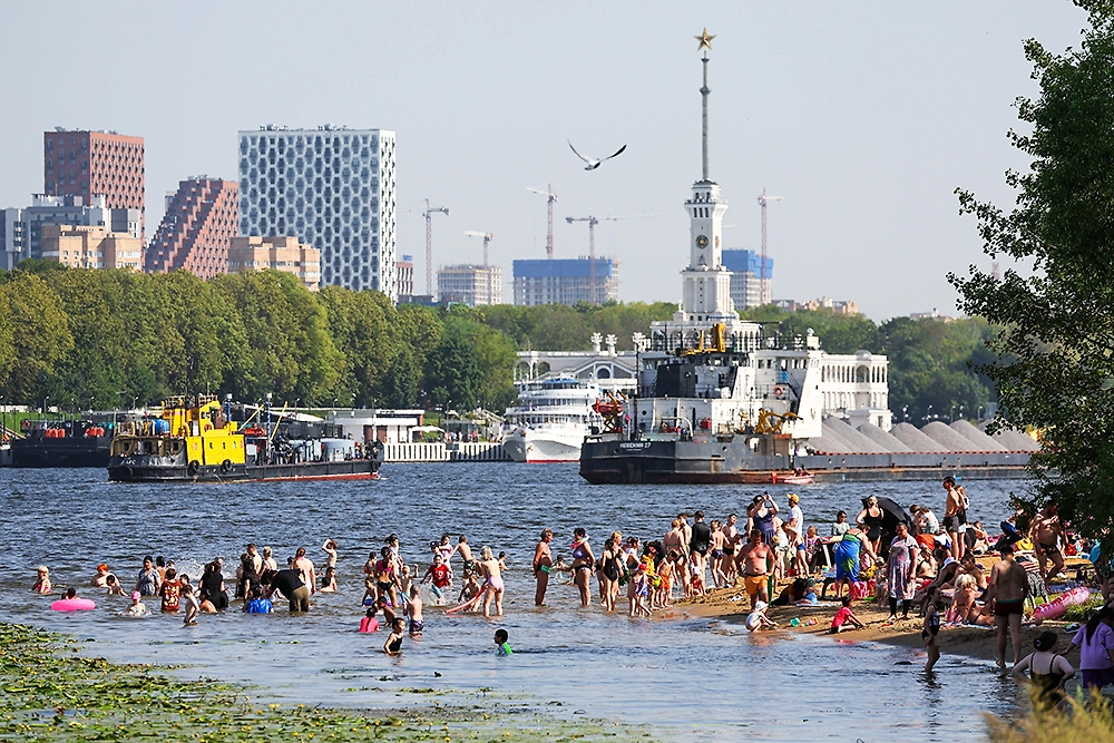 Пляжный сезон 2026 в Москве и Петербурге. Обложка © ТАСС / Сергей Савостьянов