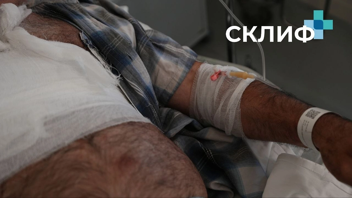 Столичные врачи спасли двух москвичей, один из которых пытался приобрести иммунитет к яду гадюки, а другой верил в целебные свойства борщевика. Фото © Telegram /Склиф