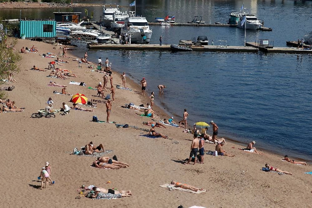 Куда ехать из Петербурга ради безопасного купания. Фото © ТАСС / EPA / ANATOLY MALTSEV