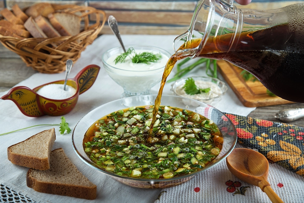 Рецепт классической окрошки с огурцом и редисом на квасе: топ-10 рецептов ко Всемирному дню огурца 14 июня. Фото © Shutterstock / FOTODOM / Lepneva Irina
