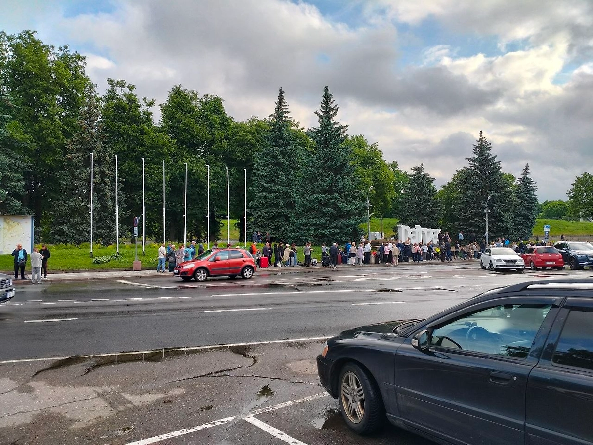 Очередь из желающих попасть в Россию. Фото © Telegram / НИАР чат граница Ивангород