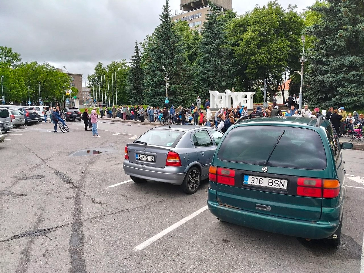 Очередь со стороны эстонской Нарвы. Фото © Telegram / НИАР чат граница Ивангород