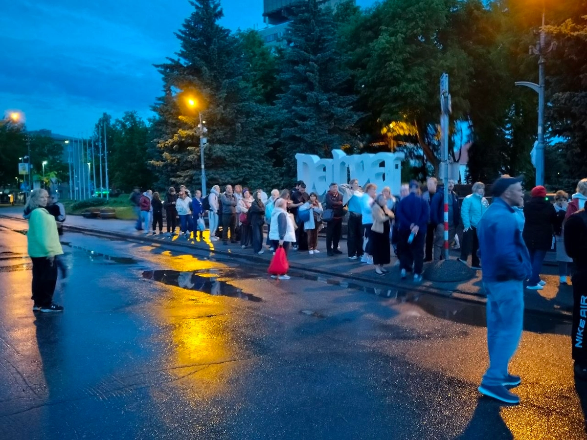 Та же самая очередь вчера вечером. Фото © Telegram / НИАР чат граница Ивангород