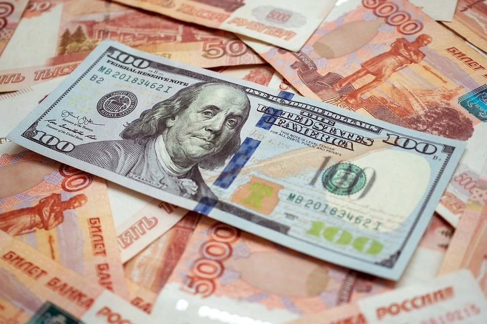 Американские доллары и российские рубли. Обложка © Shutterstock / FOTODOM / Korobcorp
