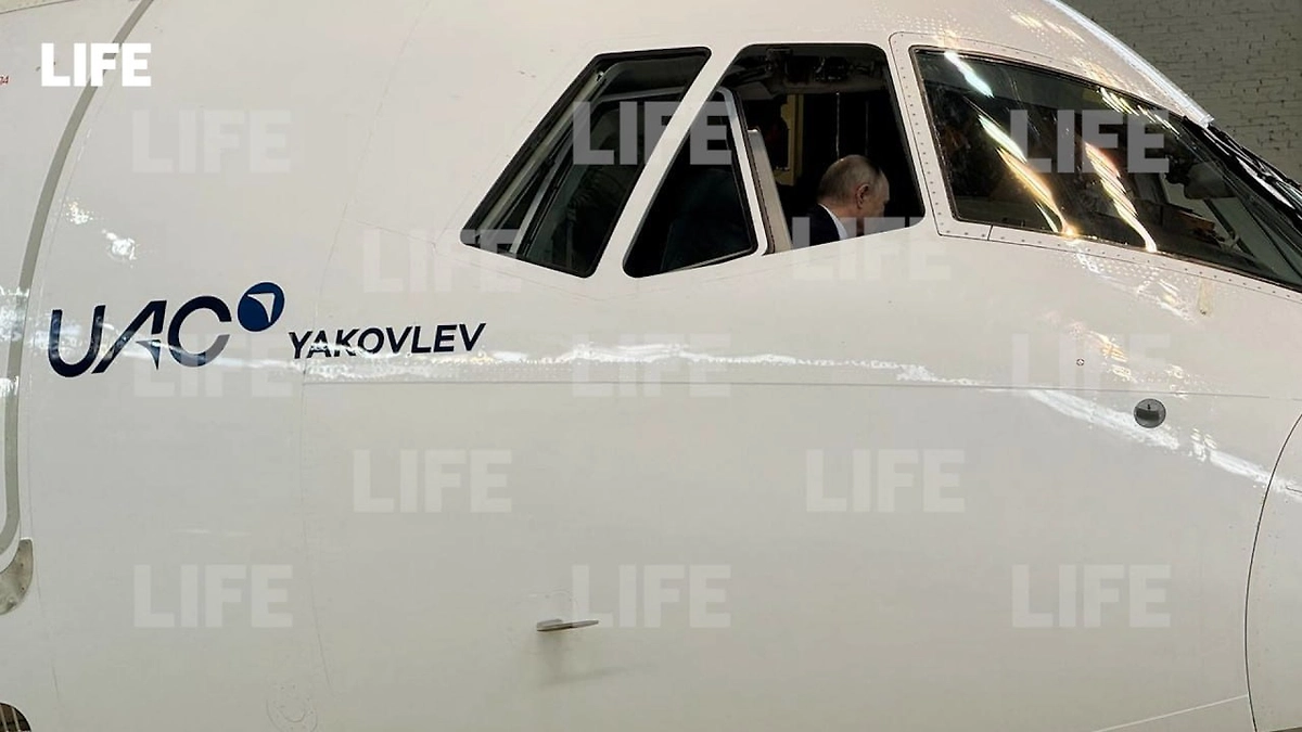 Владимир Путин в кабине новейшего российского авиалайнера МС-21. Фото © kremlin.ru