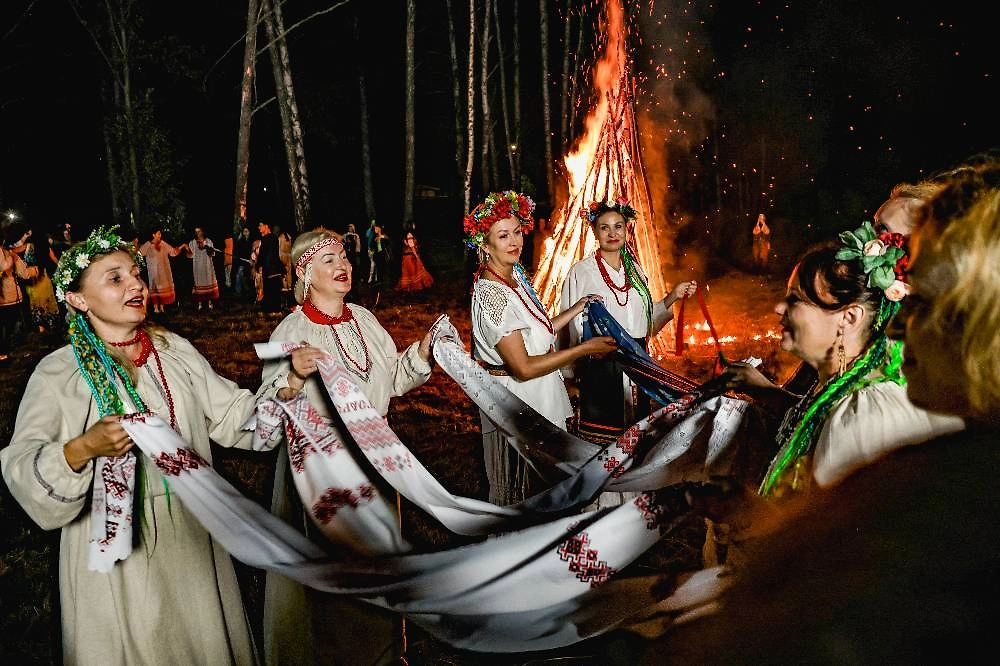 Главным ритуалом купальской ночи были прыжки через огонь. Фото © ТАСС / Юлия Морозова