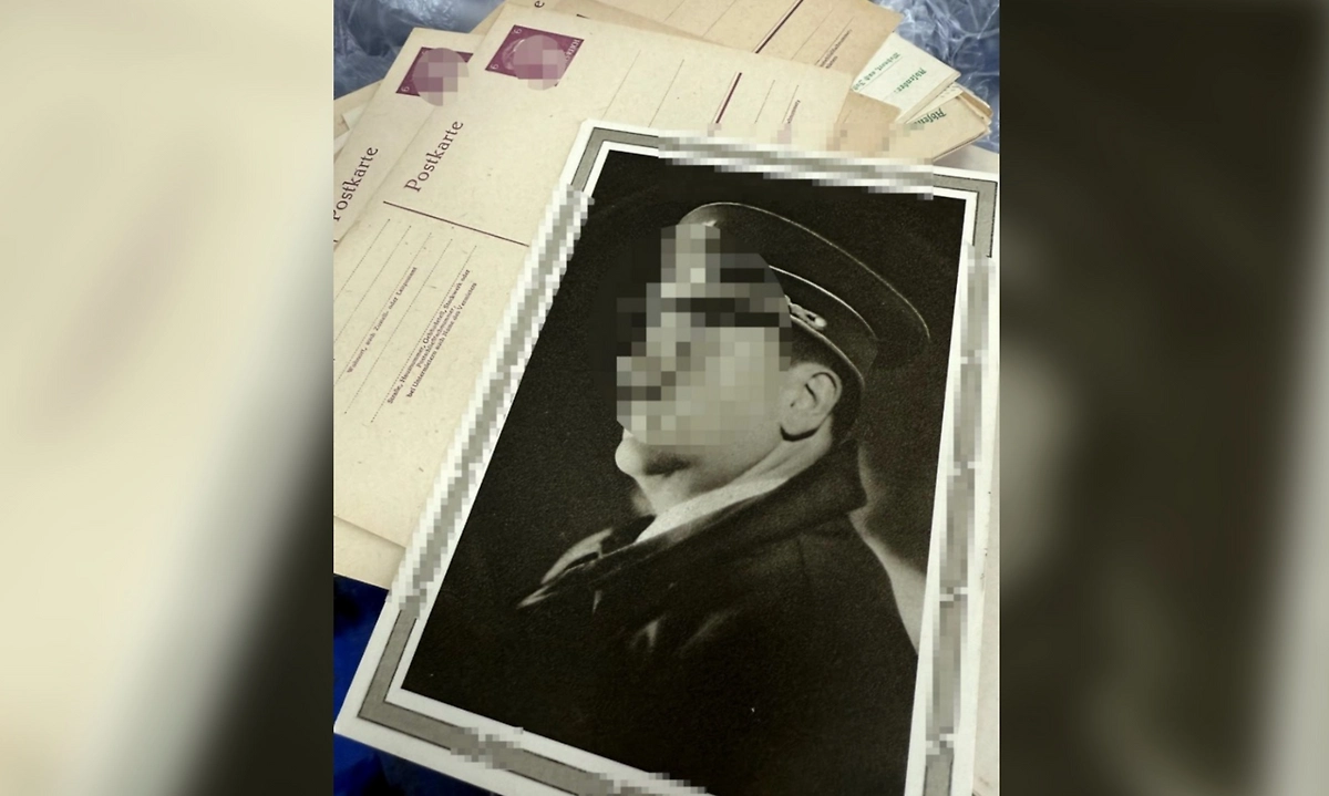 Гражданин заказал посылку из ФРГ с нацистской символикой. Фото © пресс-служба ФТС России