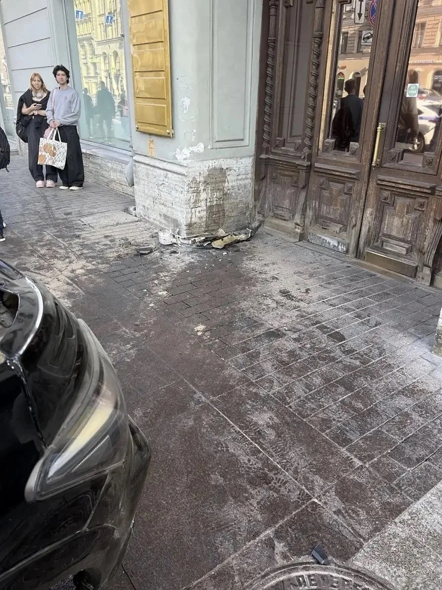 Нетрезвый водитель на Infiniti въехал в здание на Невском проспекте в Петербурге. Фото © Telegram / Росгвардия Петербурга 