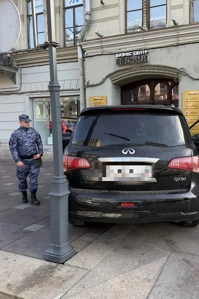 Нетрезвый водитель на Infiniti въехал в здание на Невском проспекте в Петербурге. Фото © Telegram / Росгвардия Петербурга 