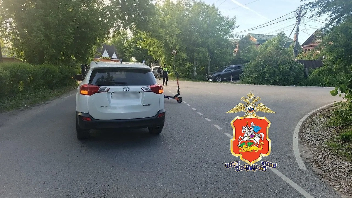 Трое подростков на одном самокате попали под колёса легковушки. Фото © Telegram / Подмосковная полиция