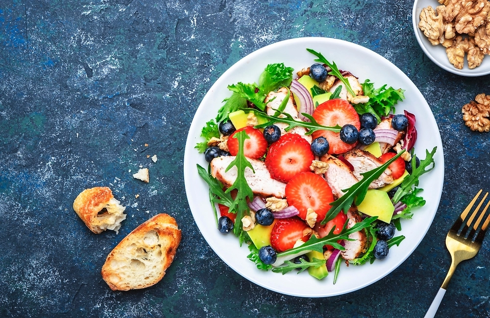 Салат с клубникой — необычно и вкусно. Фото © Shutterstock / FOTODOM / 5PH