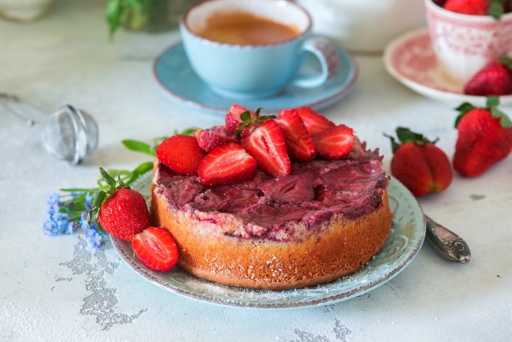 Пирог-перевёртыш с клубникой. Фото © Shutterstock / FOTODOM / Irina Meliukh