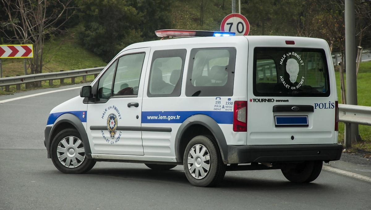 Автомобиль полиции в Турции. Обложка © Shutterstock / FOTODOM / Resul Muslu