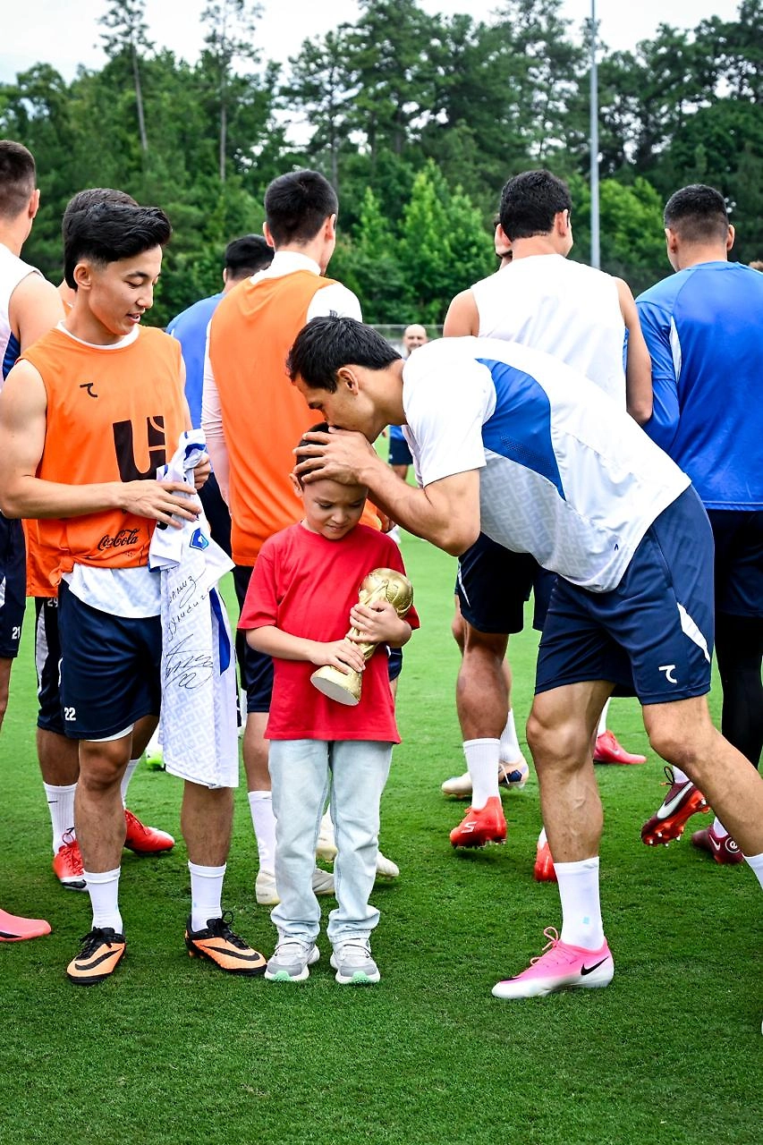Сборная Узбекистана пригласила на тренировку юного болельщика. Фото © Telegram /Uzbekistan Football Association