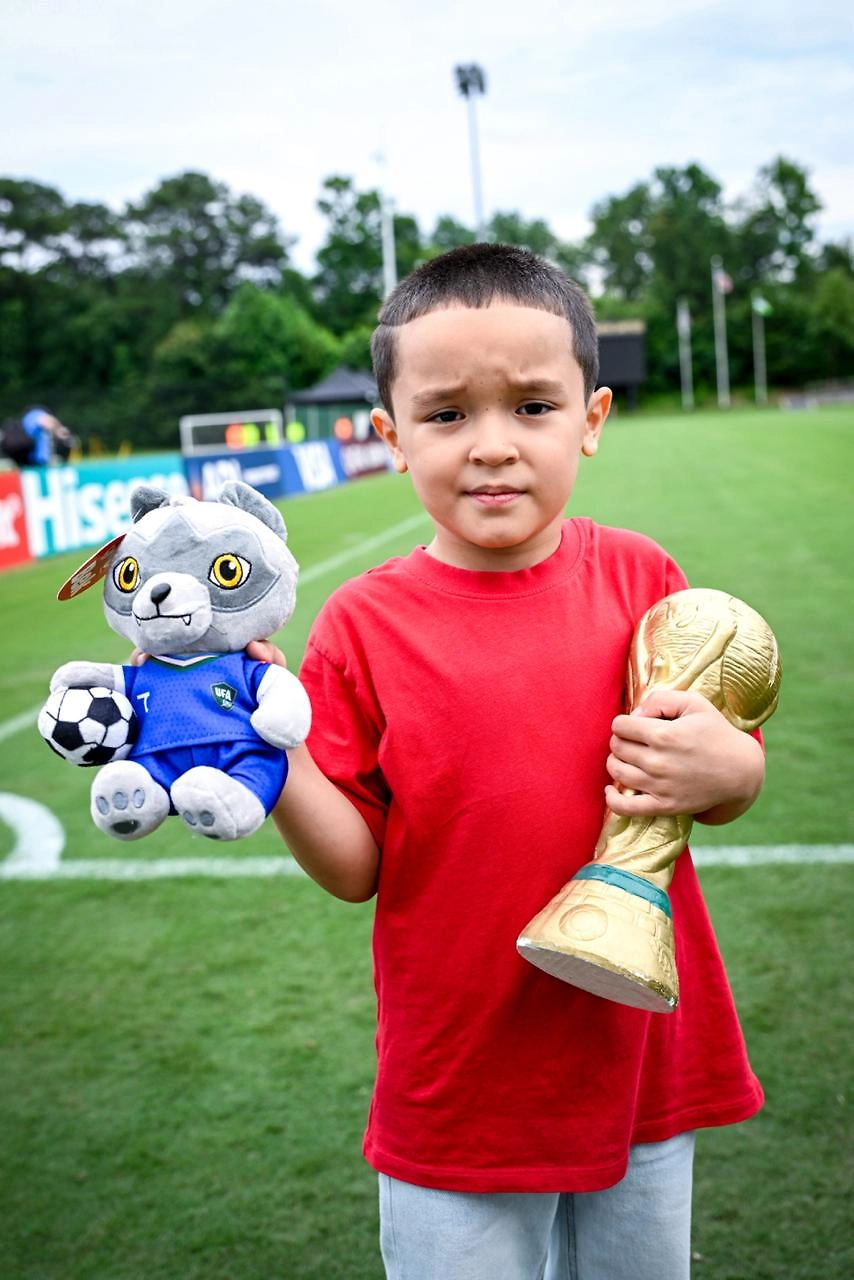 Сборная Узбекистана пригласила на тренировку юного болельщика. Фото © Telegram /Uzbekistan Football Association