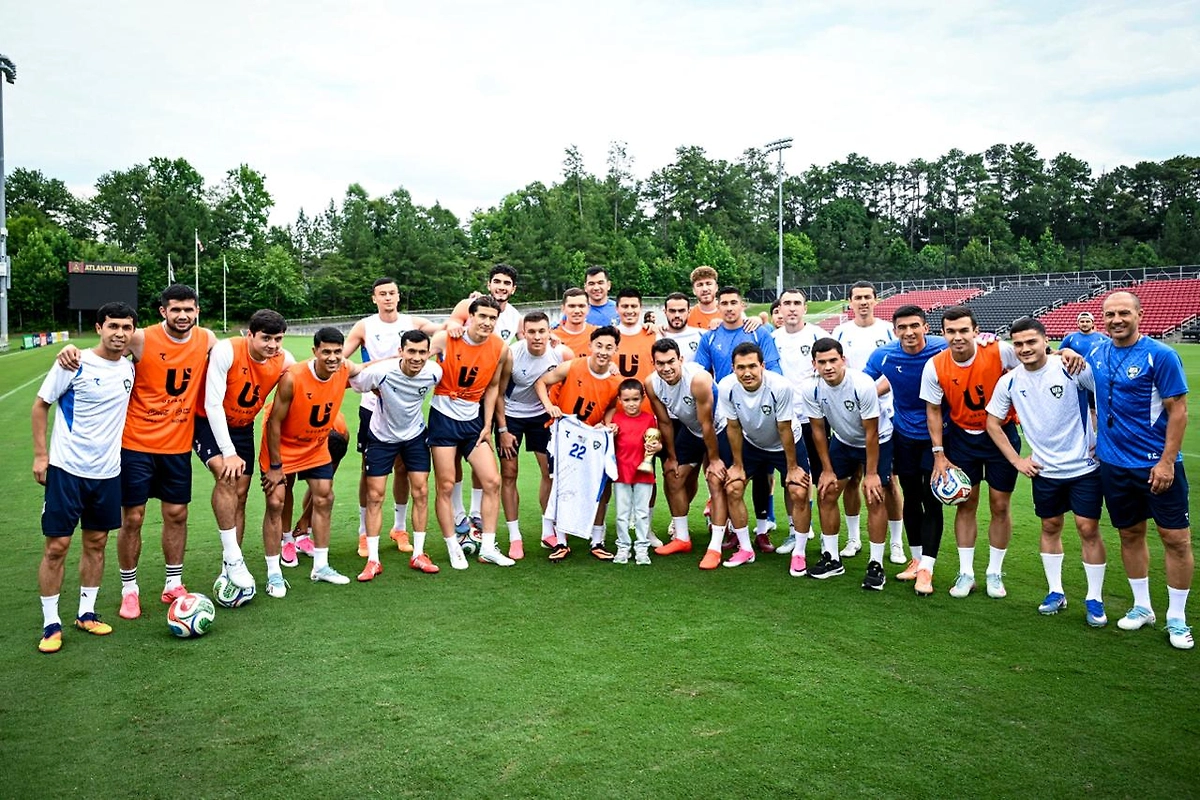 Сборная Узбекистана пригласила на тренировку юного болельщика. Фото © Telegram /Uzbekistan Football Association