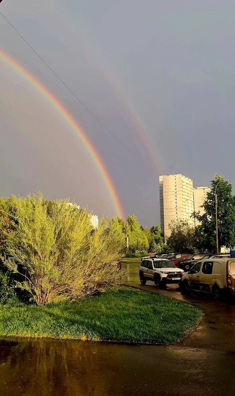 Двойная радуга появилась над Москвой. Фото © Telegram / Осторожно, Москва