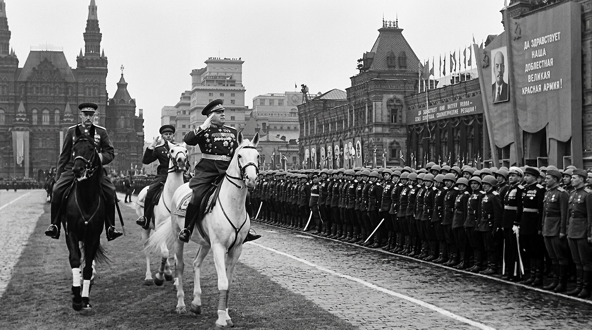 Парад Победы 24 июня 1945 года: как Москва встречала победителей на Красной площади? Обложка © ТАСС / Нэт-Фильм, © Nano Banana AI