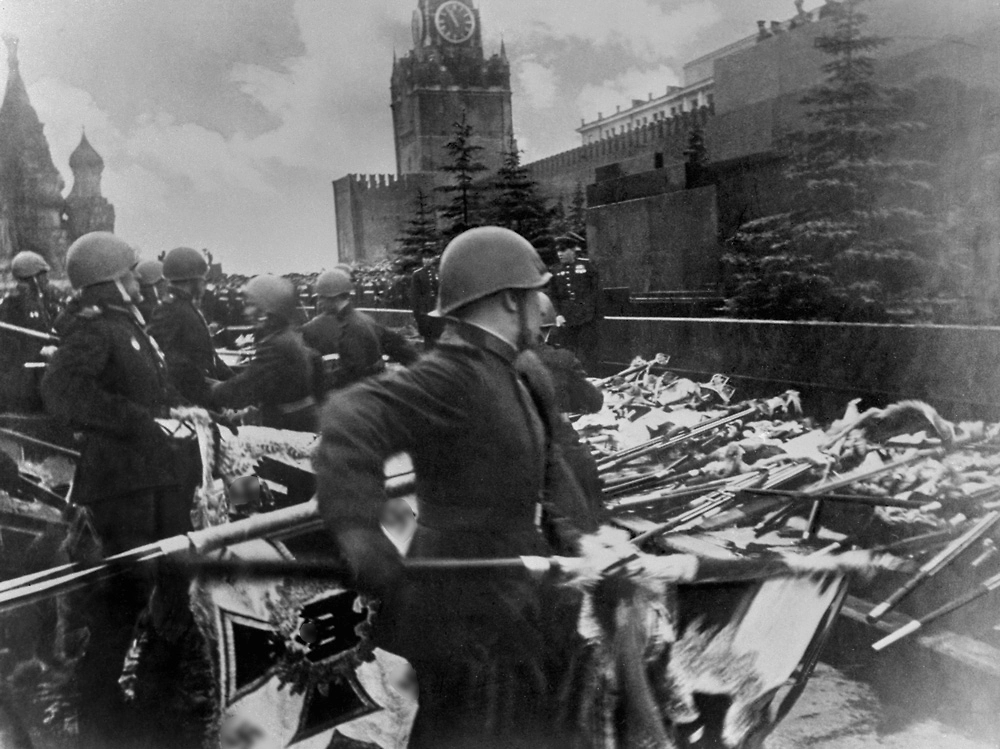 Немецкие знамёна у Мавзолея: Как завершился самый символичный момент Парада Победы 1945 года. Фото ©&nbsp;ТАСС / С. Лоскутов / Фотохроника ТАСС
