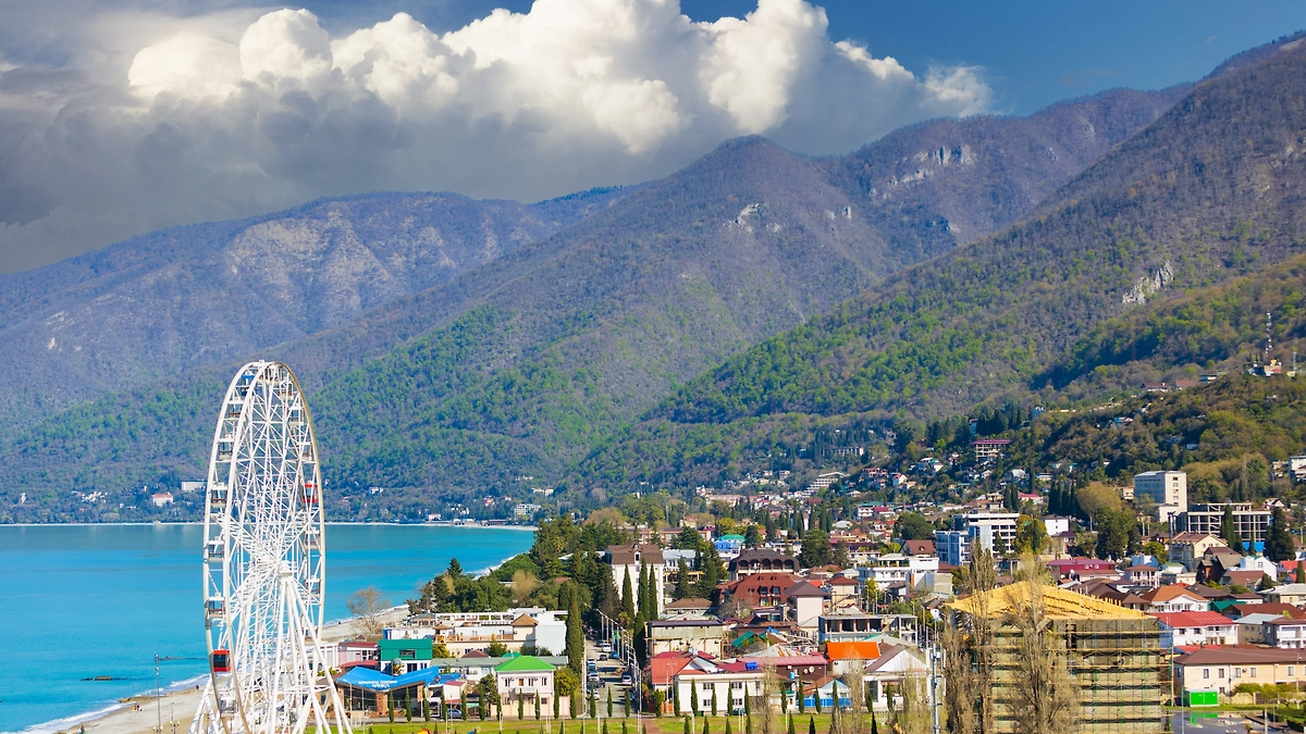 Абхазия порадует чистым морем и живописной природой. Фото © Shutterstock / FOTODOM / Al.geba
