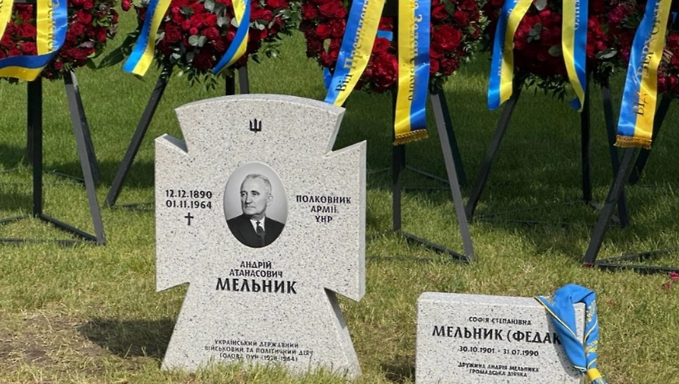 Андрей Мельник и его жена обрели могилу в Киеве. Фото © suspilne