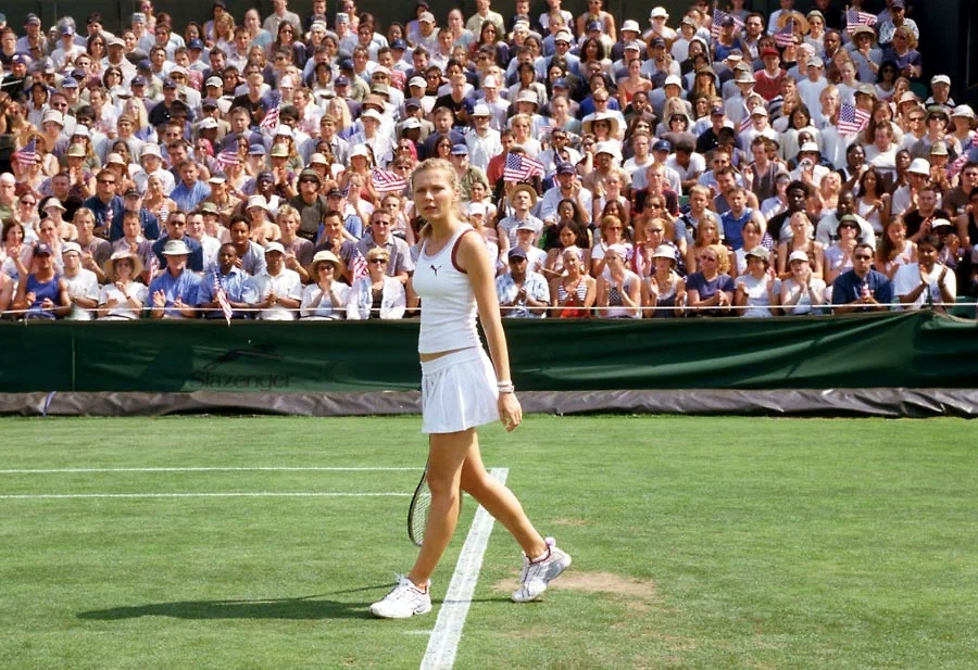 Топ-5 фильмов о теннисе: романтическая комедия «Уимблдон» / Wimbledon о теннисе, любви и последнем шансе, 2004 год. Фото © Кадр из фильма «Уимблдон», режиссёр Ричард Лонкрэйн, сценаристы Адам Брукс, Дженнифер Флэкетт, Марк Левин / Kinopoisk