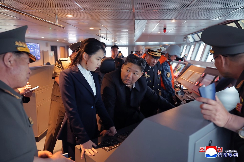 Ким Чен Ын посетил ходовые испытания эсминца «Кан Гон». Фото © ЦТАК