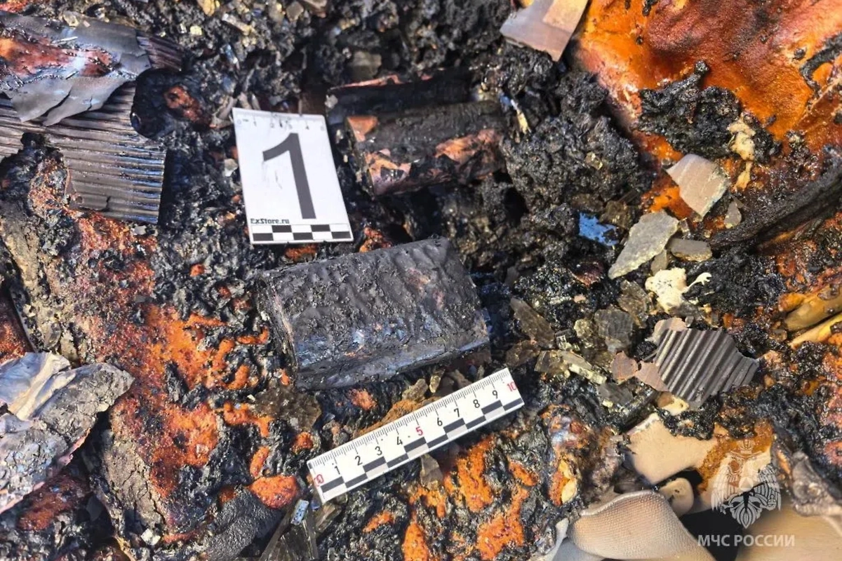 В Чите автомобиль загорелся из-за перегретого повербанка. Фото © VK / МЧС Забайкальского края