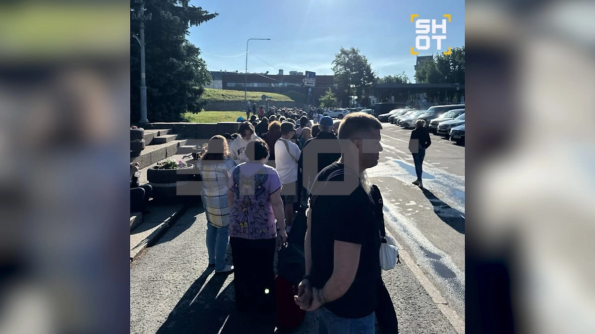 Очереди на эстонско-российской границе. Фото © SHOT