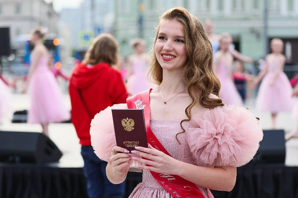 Что подарить на выпускной 2026 девушке. Фото © ТАСС / Сергей Булкин