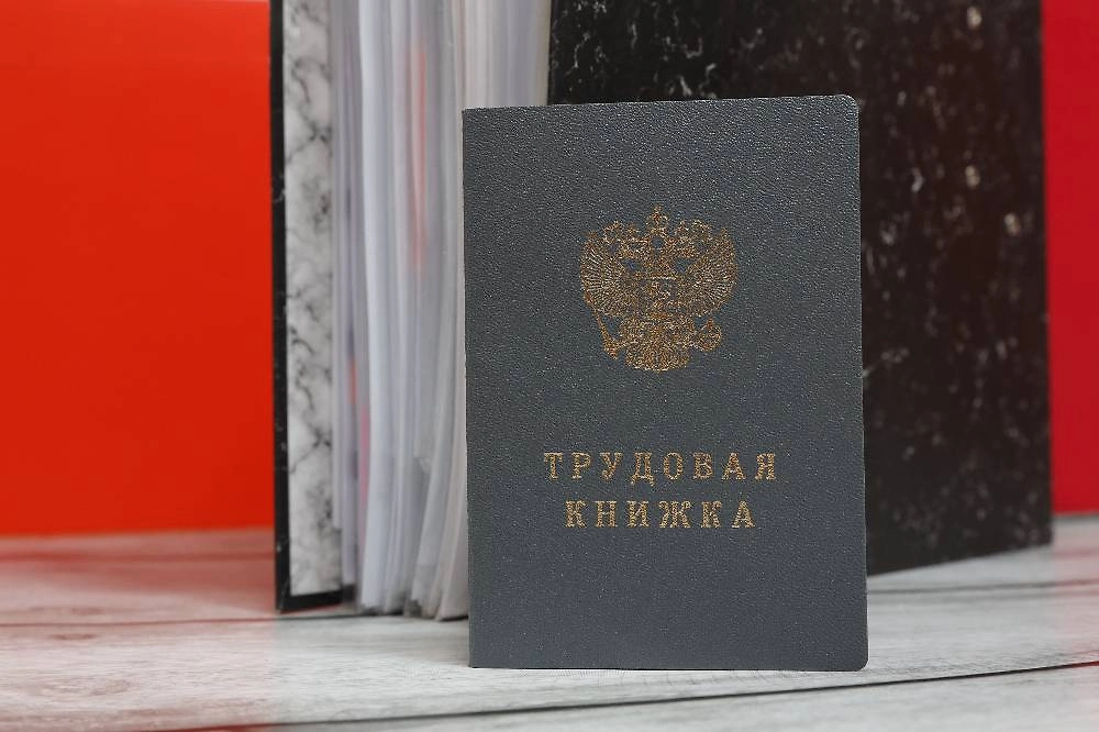 Трудовая книжка и военные документы умершего. Фото © ТАСС / Станислав Тихомиров