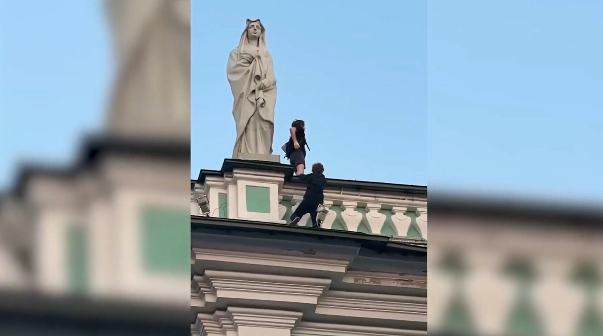 Росгвардия задержала руферов, забравшихся на крышу Эрмитажа в Петербурге. Обложка © MAX / Росгвардия. Санкт-Петербург и ЛО