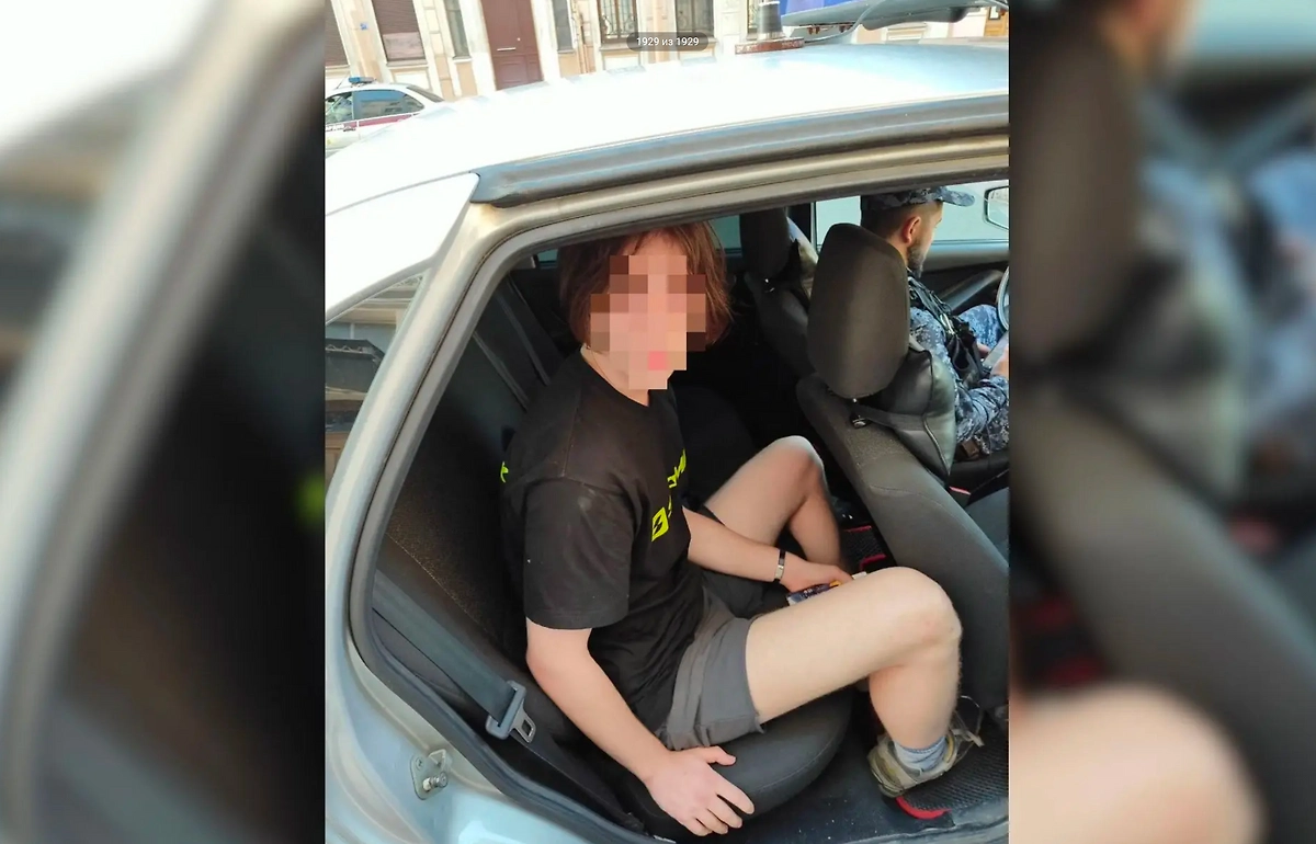 Росгвардия задержала руферов, забравшихся на крышу Эрмитажа в Петербурге. Фото © MAX / Росгвардия. Санкт-Петербург и ЛО