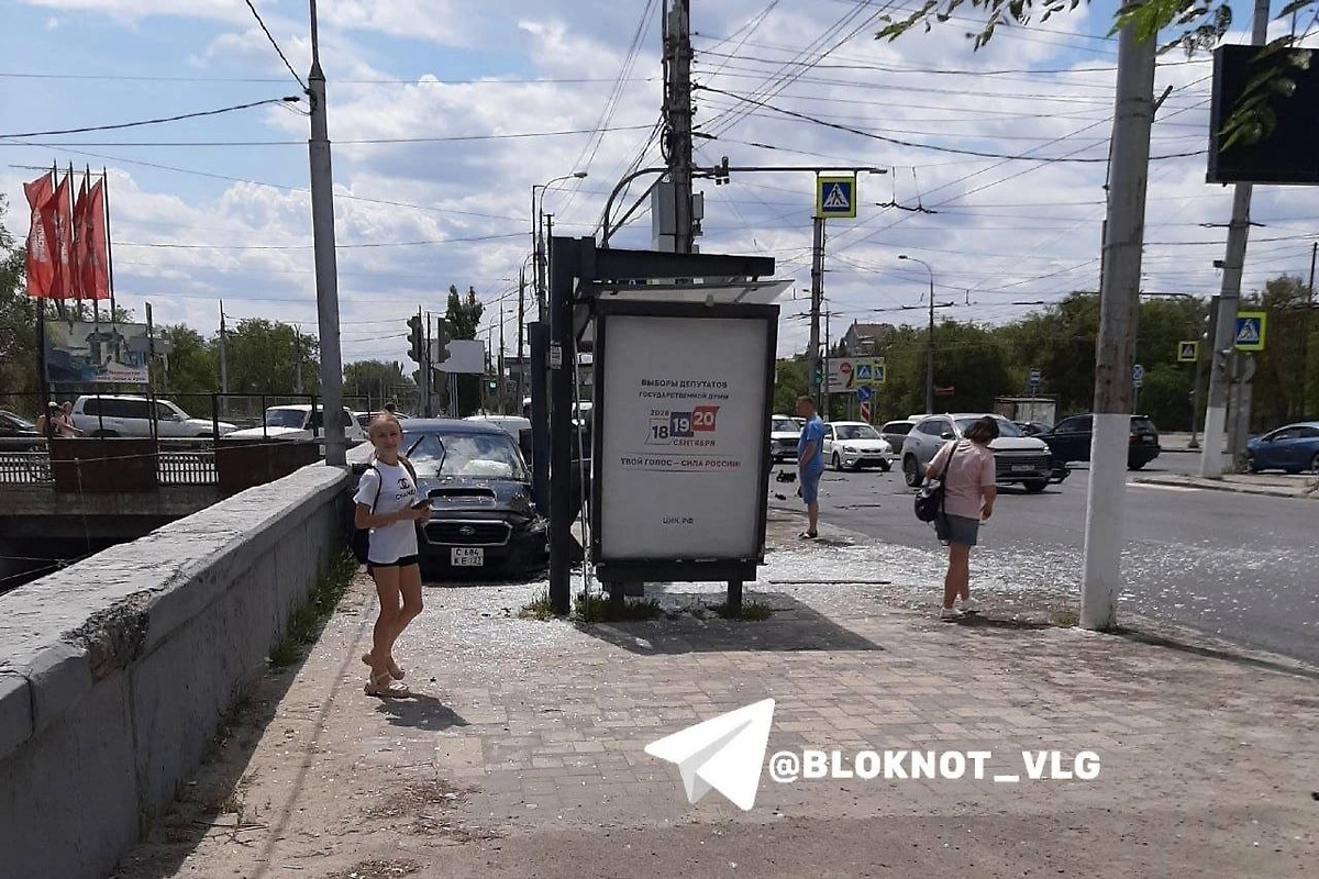 В Волгограде автомобиль протаранил остановку. Фото © Telegram / Блокнот Волгоград