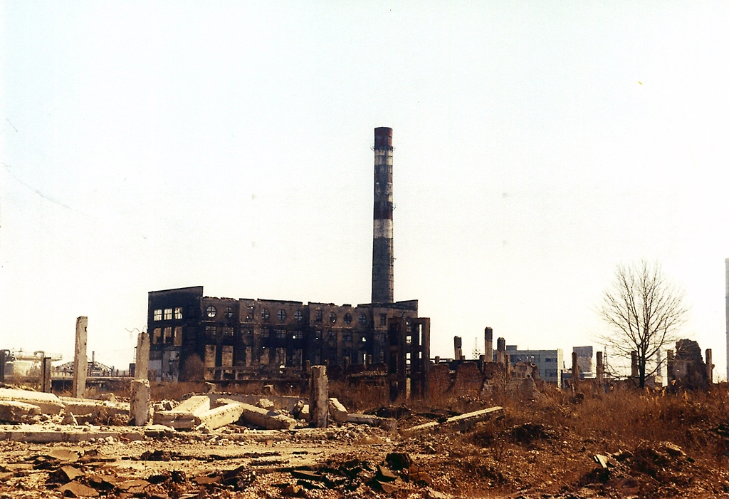 Судьба Константиновского стекольного завода после распада СССР. Фото © Wikipedia / Artemco