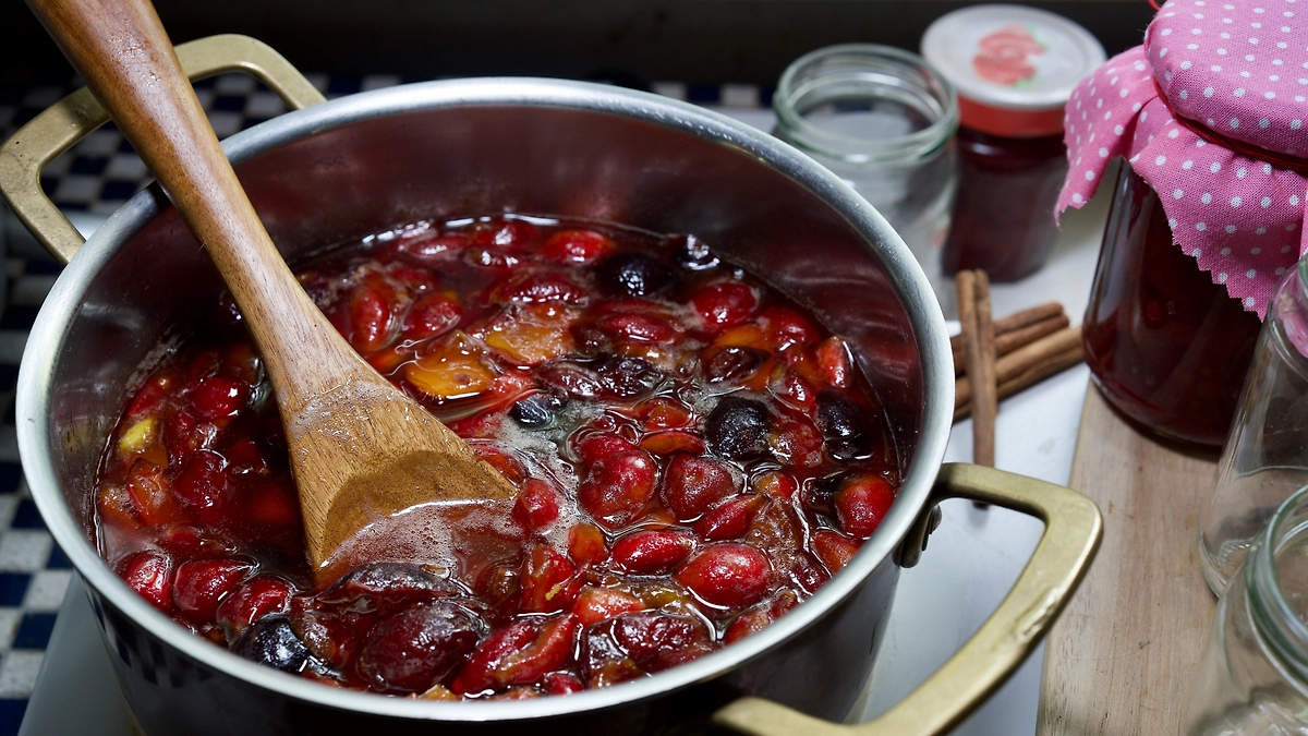 Варенье ассорти из вишни и сливы. Фото © Shutterstock / FOTODOM / Doris Assenheimer
