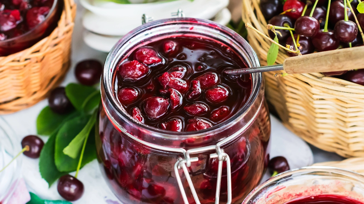 Варенье ассорти из вишни и черешни. Фото © Shutterstock / FOTODOM / Jurga Jot