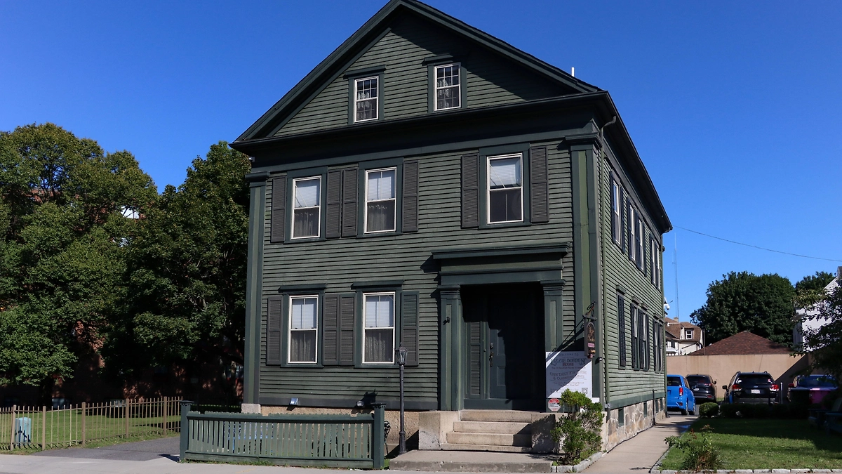 Lizzie Borden House — место знаменитого нераскрытого двойного убийства, превращённое в гостиницу.