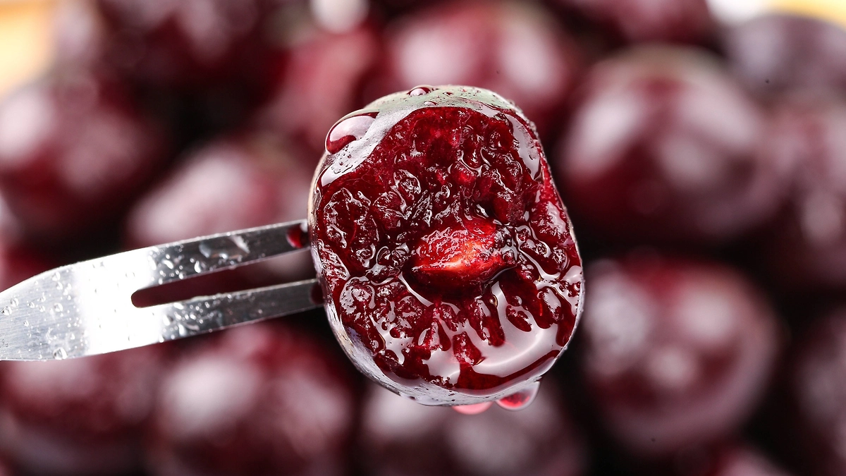 Варенье из вишни с косточками. Фото © Shutterstock / FOTODOM / FlickOanhx95