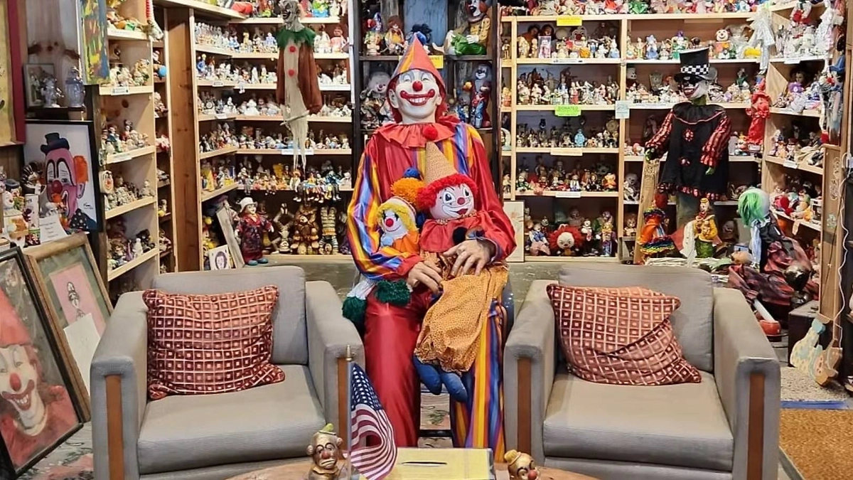 Clown Motel в Неваде — жуткий мотель, заполненный куклами, картинами и фигурками клоунов. Фото © theclownmotelusa.com