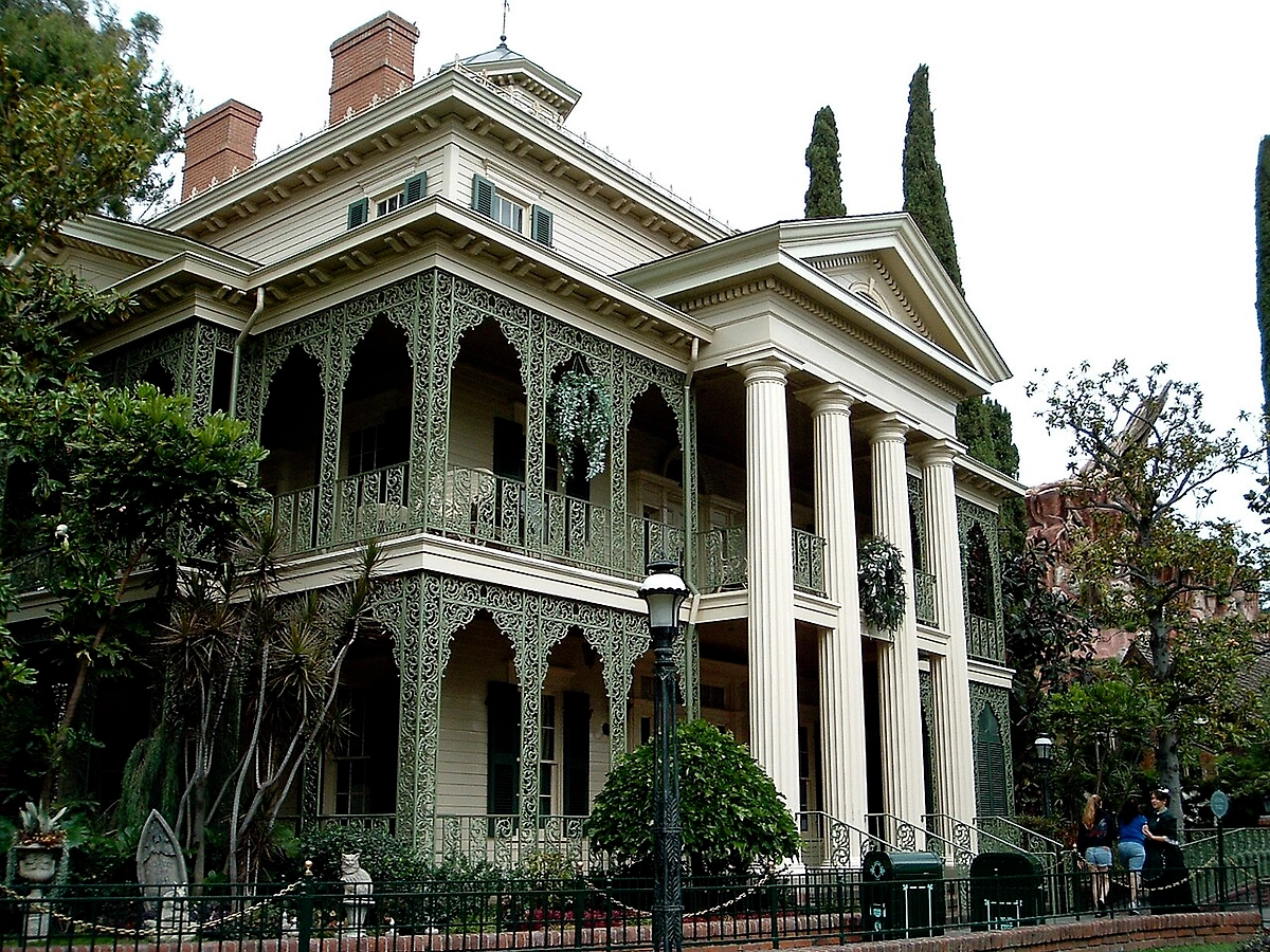 Правда ли, что внутри аттракциона Haunted Mansion находится человеческий прах? Фото © Wikipedia / SolarSurfer