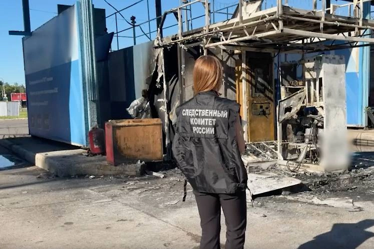 Следователи работают на месте поджога АЗС в Петербурге. Видео © Telegram / Следком