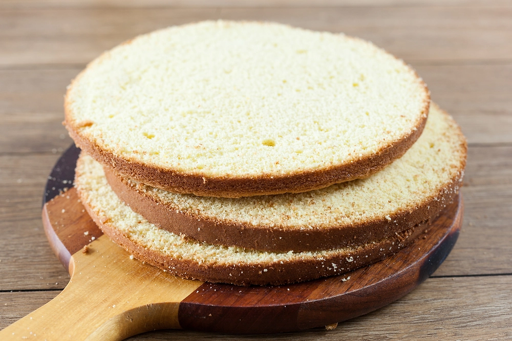 Торт из тонких коржей со сметанным кремом и ягодами. Фото © Shutterstock / FOTODOM / AlenaKogotkova