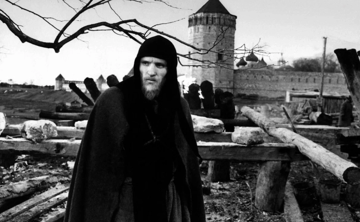 Фильм «Андрей Рублёв» Андрея Тарковского был запрещён в СССР из-за мрачности и натурализма. Фото © Кадр из фильма «Андрей Рублёв», режиссёр Андрей Тарковский. Сценаристы Андрей Кончаловский, Андрей Тарковский