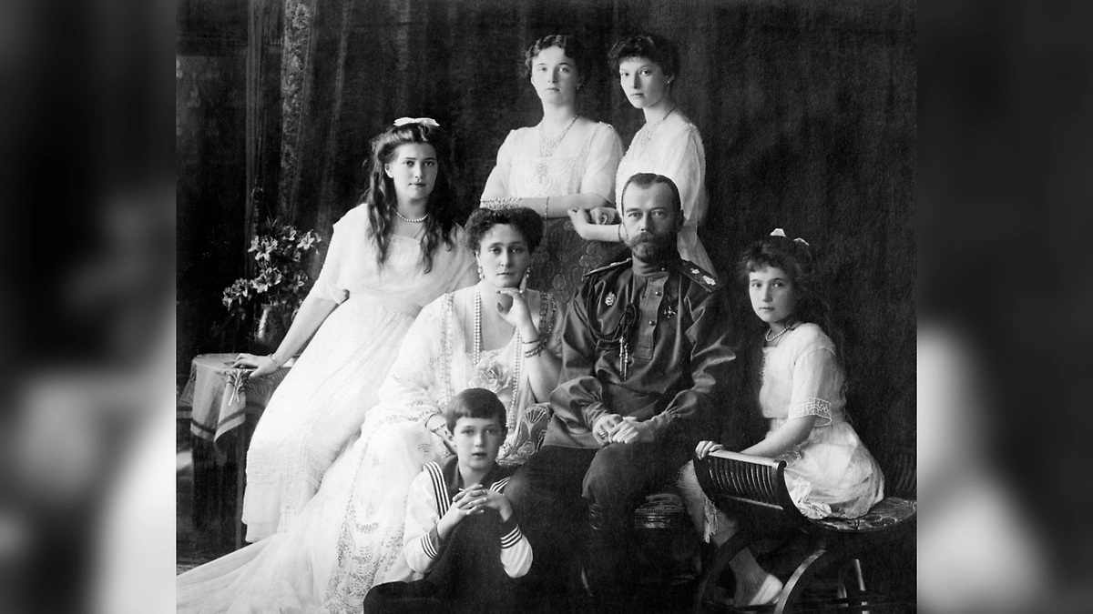 Николай II, его жена Александра Фёдоровна и их пятеро детей: Ольга, Татьяна, Мария, Анастасия, Алексей. Фото © Wikipedia / Библиотека Конгресса США, отдел эстампов и фотографий (Prints and Photographs division)